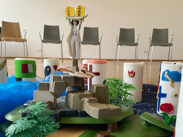 Dekoration mit Figuren, Blöcken und Kerzen.