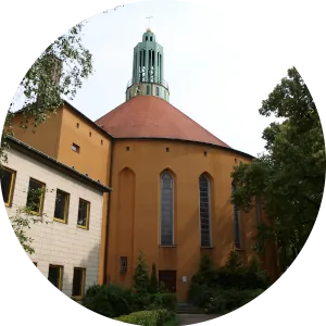 Runde Ansicht einer Kirche mit rundem Dach und Turm.